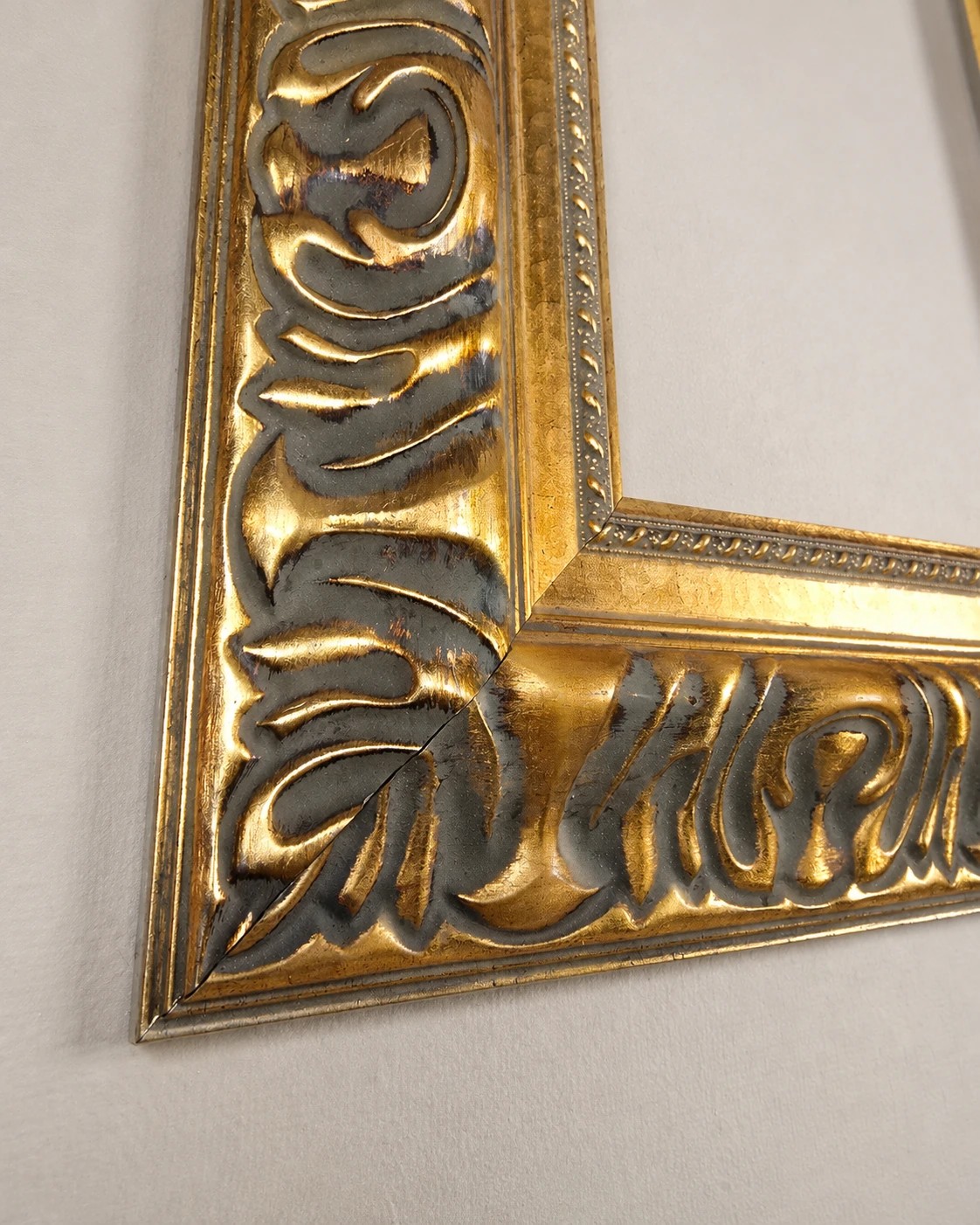 Classical-Style Gilt Frame - Antique Gold Finish - Image 4