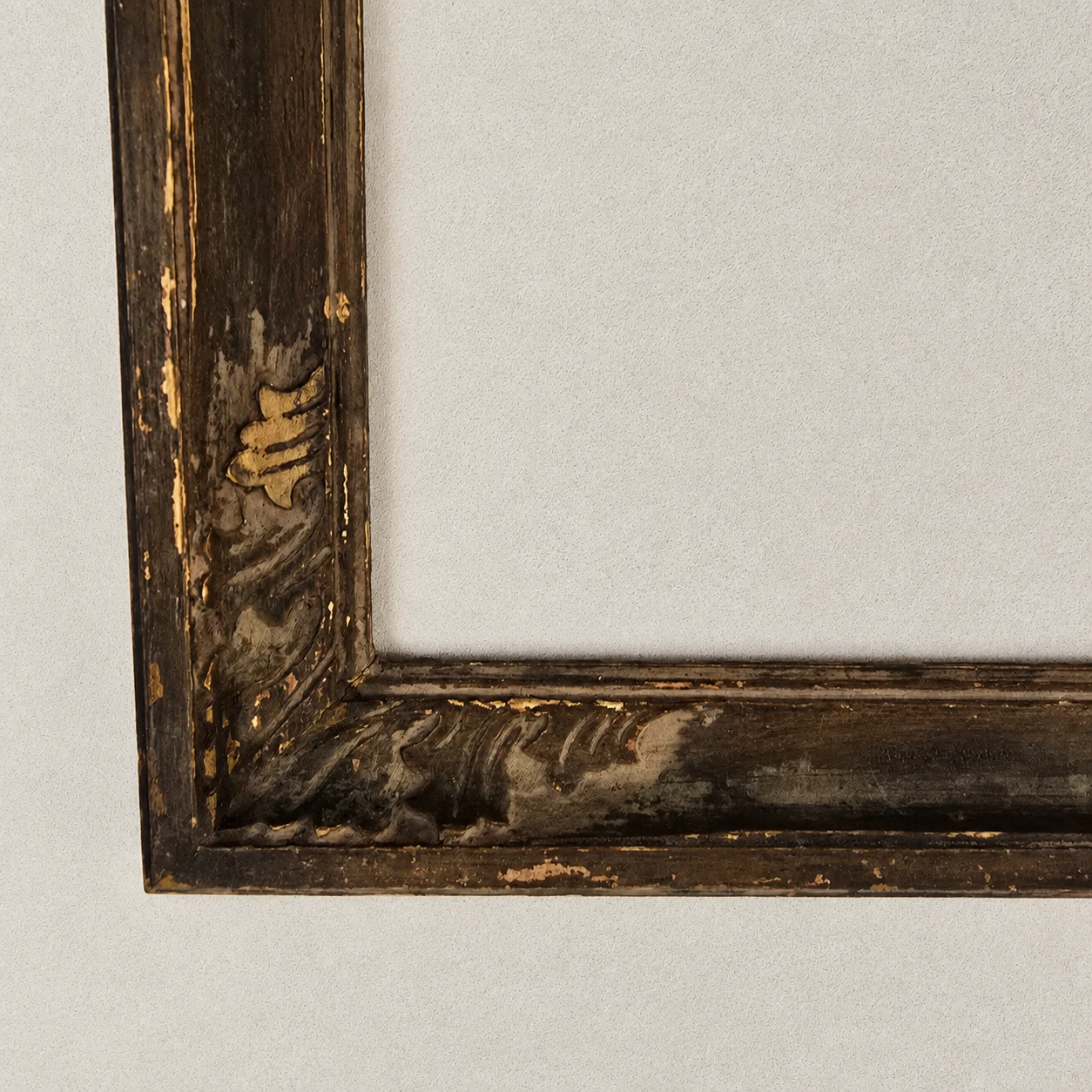 Late 18th-Century Neoclassical Carved Wooden Frame - Image 3